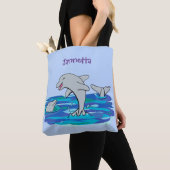 Schattige happy dolphins cartoon illustratie tote bag (Dichtbij)