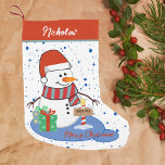 Schattige Happy Snowman Northpole Kleine Kerstsok<br><div class="desc">Gepersonaliseerde Snowman Kerstkous Voeg een vleugje vakantiegeluk toe met deze charmante sneeuwman kerstkous! Deze kous tegen een besneeuwde winterachtergrond is voorzien van een vrolijke sneeuwman met cadeaus en een feestelijke "Merry Christmas" groet. Pas eenvoudig de naam aan de bovenkant aan voor een unieke vakantieherinnering die iedereen zal verrukken. Perfect voor...</div>