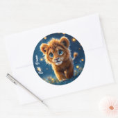 Schattige harige leeuwenwelp met sprankelende ogen ronde sticker (Envelop)