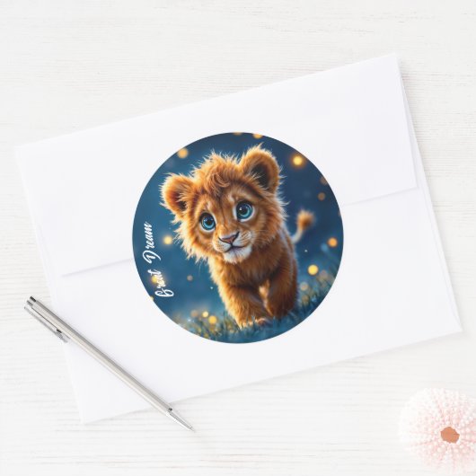 Schattige harige leeuwenwelp met sprankelende ogen ronde sticker (Envelop)