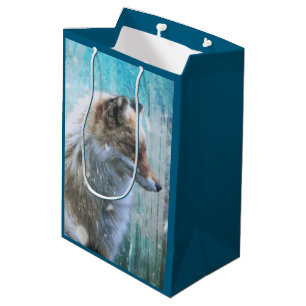 Schattige harige vos op blauwe grunge achtergrond medium cadeauzakje