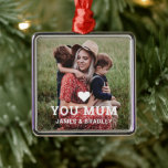 Schattige hart hou van je mama Moederdag foto Metalen Ornament<br><div class="desc">Schattige Heart Love You Mum Moederdag Photo Ornamenten bevat je favoriete foto met de tekst "(love heart) you Mum" in modern wit script met onderstaande namen. Personaliseer door de tekst in het tekstvak te bewerken en uw eigen afbeelding toe te voegen. Maakt het perfecte gepersonaliseerde cadeau voor moeder voor Moederdag,...</div>