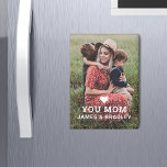 SCHATTIGE HART HOU VAN JE MAMA MOEDERDAG MAGNEET<br><div class="desc">Schattige HEART LOVE YOU MOM Moederdag Magnets bevat je favoriete foto met de tekst "(love heart) you mom" in het huidige witte script met je namen hieronder. Personaliseer door de tekst in het bijgeleverde tekstvak te bewerken en uw eigen afbeelding toe te voegen. Ontworpen door ©2022 Evco Studio www.zazzle.com/store/evcostudio</div>