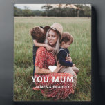 Schattige HART HOUDT VAN JE MAM Moederdag Foto Fotoplaat<br><div class="desc">Schattige Heart Love You Mum Moederdag Photo Poster bevat je favoriete foto met de tekst "(love heart) you Mum" in modern wit script met onderstaande namen. Personaliseer door de tekst in het tekstvak te bewerken en uw eigen afbeelding toe te voegen. Perfect voor kerst-, verjaardags- en Moederdag-cadeaus. Ontworpen door ©2022...</div>