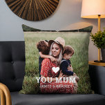 Schattige HART HOUDT VAN JE MAM Moederdag Foto Kussen<br><div class="desc">Schattige Heart Love You Mum Moederdag Photo Sierkussen bevat je favoriete foto met de tekst "(love heart) you Mum" in modern wit script met onderstaande namen. Personaliseer door de tekst in het tekstvak te bewerken en uw eigen afbeelding toe te voegen. Ontworpen door ©2022 Evco Studio www.zazzle.com/store/evcostudio</div>