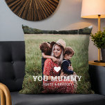 Schattige HART HOUDT VAN JE MUMMY Moederdag Foto Kussen<br><div class="desc">Schattige Heart Love You Mummy Moederdag Photo Sierkussen bevat je favoriete foto met de tekst "(love heart) you Mummy" in modern wit script met onderstaande namen. Personaliseer door de tekst in het tekstvak te bewerken en uw eigen afbeelding toe te voegen. Ontworpen door ©2022 Evco Studio www.zazzle.com/store/evcostudio</div>