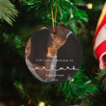 Schattige Hart Lettertype Eerste Kerst als Mr & Mr Keramisch Ornament<br><div class="desc">Onze eerste kerst als meneer en mevrouw,  pasgetrouwde mijlpaal foto ornament. Een eigentijdse typografie met een lief hart voor deze foto ornamenten collectie. Aanpassen met uw favoriete afbeelding. U kunt ook gemakkelijk de kleur van het lettertype naar wens wijzigen.</div>