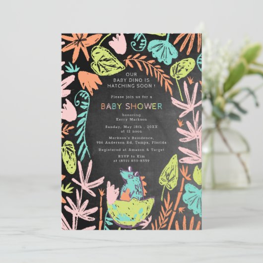 Schattige Hatching Baby Dino Chalkboard Baby showe Kaart (Staand voorkant)