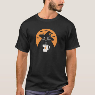 Schattige Heksenkat met Koffiemok onder Halloween T-shirt