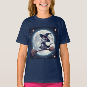 Schattige Heksenkat Op Bezem Onder Volle Maanhemel T-shirt