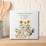 Schattige Hen Boerderij Huis gepersonaliseerd Tegeltje<br><div class="desc">Schattigee hen boerderij huis gepersonaliseerde keramische tegel. Gemakkelijk om de tekst te veranderen.  waterverf ontwerp voor de keuken.</div>