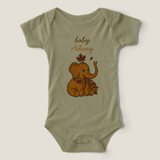 Schattige herfst baby olifant met herfstbladeren b