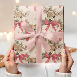 Schattige hert met Red Bow Neutral Christmas Cadeaupapier<br><div class="desc">Voeg een vleugje charme toe aan uw kerstcadeaus met dit Schattigee hert met Red Bow Neutral Christmas Wrapping Paper. Met een schattig hertenpatroon in zachte, neutrale tinten, elk versierd met een feestelijke rode strik, combineert dit inpakpapier perfect een schattig en gezellig kerstthema. Het neutrale palet maakt het veelzijdig voor elk...</div>