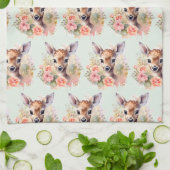 Schattige hert omgeven door Rozen Theedoek (Gevouwen)