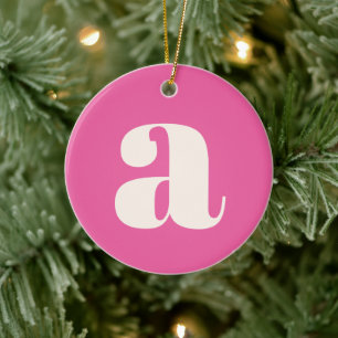 Schattige hete roze aangepaste monogram retro lett keramisch ornament