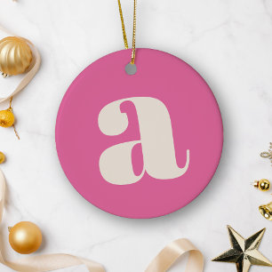 Schattige hete roze aangepaste monogram retro lett keramisch ornament