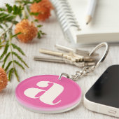 Schattige hete roze aangepaste monogram retro lett sleutelhanger (Voorkant Rechts)