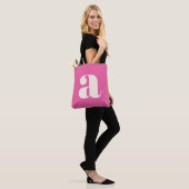 Schattige hete roze aangepaste monogram retro lett tote bag (Op model)
