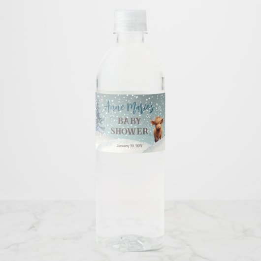Schattige Highland Koe Winter Baby shower Waterfles Etiket (Voorkant)