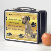 Schattige hond die met een leuk citaat zit (In situ)