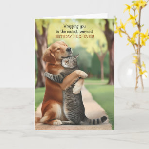 Schattige hond en kat knuffelen in een verjaardags kaart