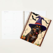 Schattige hond in heksenhoed planner (Display)
