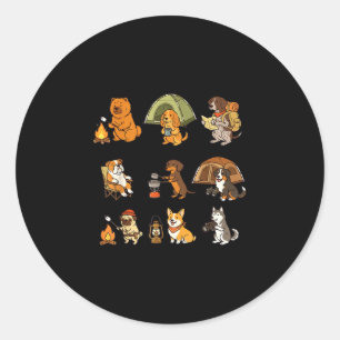 Schattige hond kampeert avontuur buiten cartoon on ronde sticker