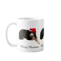 Schattige hond met een kerstmuts op tijdens Kerstm