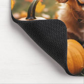 Schattige hond met herfstbladeren en pompoenen muismat (Hoek)