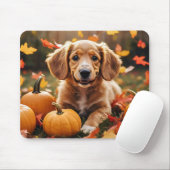 Schattige hond met herfstbladeren en pompoenen muismat (Met muis)