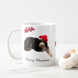 Schattige hond met kerstmuts op kerst koffiemok