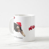 Schattige hond met kerstmuts op kerst koffiemok (Voorkant links)