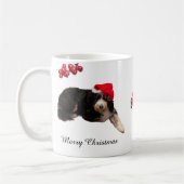 Schattige hond met kerstmuts op kerst koffiemok (Links)