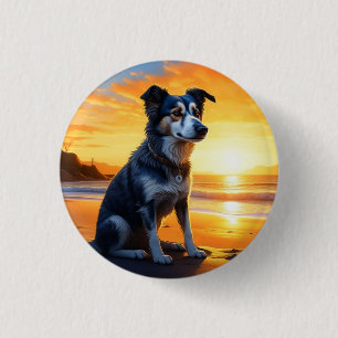 Schattige hond op het strand bij zonsondergang  ronde button 3,2 cm