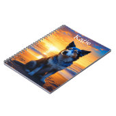 Schattige Hond zittend op het Ocean Beach bij zons Notitieboek (Linkerzijde)