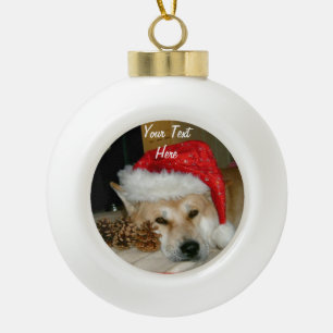 Schattige hondje in kerstmuts met kegels voor Kers Keramische Bal Ornament