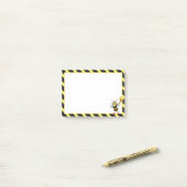 Schattige honinghommel op zwart en geel post-it® notes (Op bureau)