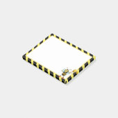 Schattige honinghommel op zwart en geel post-it® notes (Schuin)