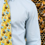 Schattige honingraat bijenpatroon stropdas<br><div class="desc">Introductie van onze schattige Schattigee Honeycomb Bee Pattern stropdas! Het perfecte accessoire voor bijenliefhebbers en iedereen die een vleugje speelse charme aan hun outfit wil toevoegen. Gemaakt met lichtgewicht materiaal, is het ideaal voor zomer- en lentekwesties. Omarm de buzz en fleur je stijl op met zijn mooie gele en zwarte...</div>