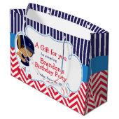 Schattige honkbal afrikaans amerikaans jongetje ve groot cadeauzakje (Achterkant Gekanteld)