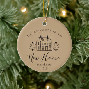 Schattige Huis En Kerstbomen Nieuwe Thuisnaam Zand Keramisch Ornament