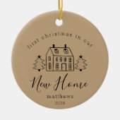 Schattige Huis En Kerstbomen Nieuwe Thuisnaam Zand Keramisch Ornament (Voorkant)