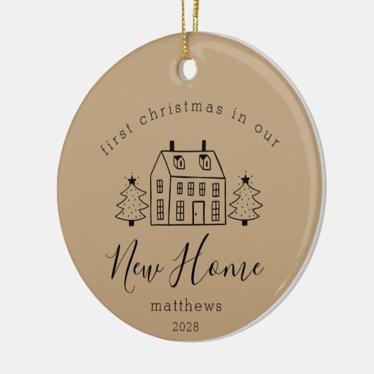Schattige Huis En Kerstbomen Nieuwe Thuisnaam Zand Keramisch Ornament (Links)