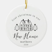 Schattige Huis Kerstbomen Nieuwe Home Naam Zwart Keramisch Ornament (Voorkant)