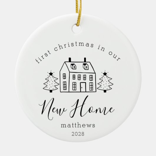 Schattige Huis Kerstbomen Nieuwe Home Naam Zwart Keramisch Ornament (Voorkant)