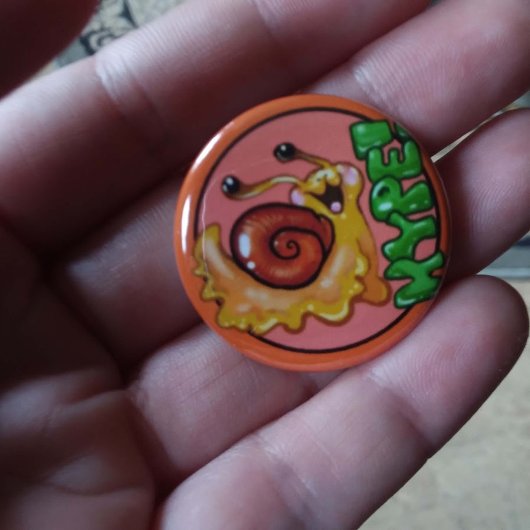 Schattige HYPE! Snail Emote Ronde Button 3,2 Cm