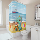 Schattige ijsje eten dino op het strand douchegordijn (In situ)