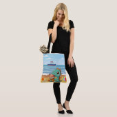 Schattige ijsje eten dino op het strand tote bag (Op model)