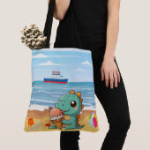 Schattige ijsje eten dino op het strand tote bag (Dichtbij)
