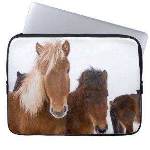 Schattige IJslandse paarden samen Laptop Sleeve